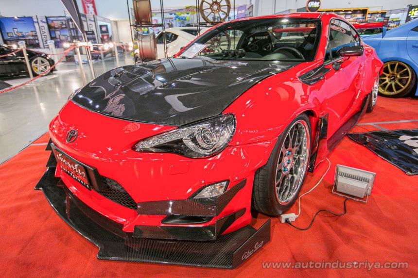 Driving through crosswinds image