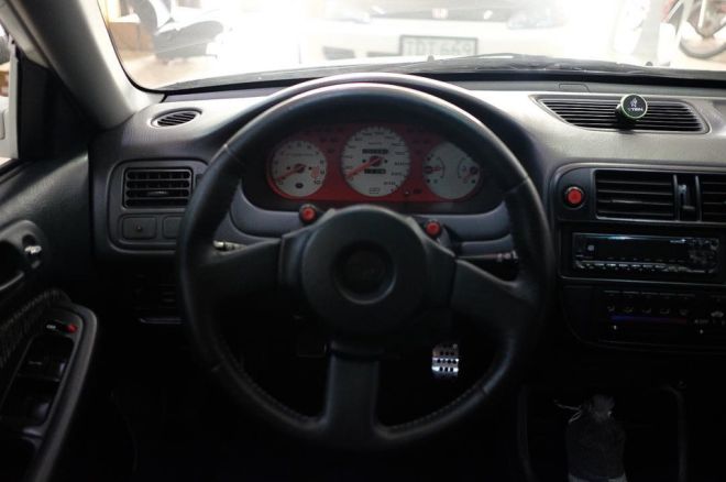 Someone is trying to sell a 2000 Honda Civic SiR for PhP 2.45 million image