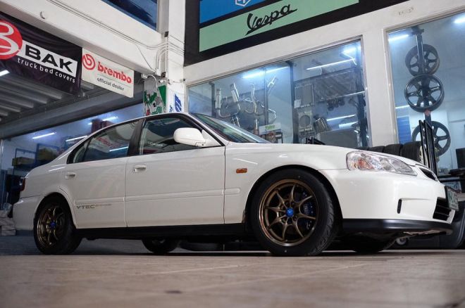 Someone is trying to sell a 2000 Honda Civic SiR for PhP 2.45 million image