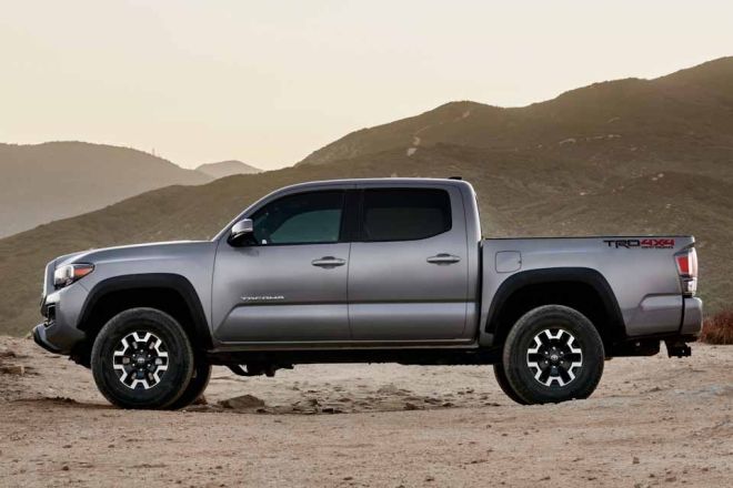 2019 Toyota Tacoma keeps V6 power with manual transmission image