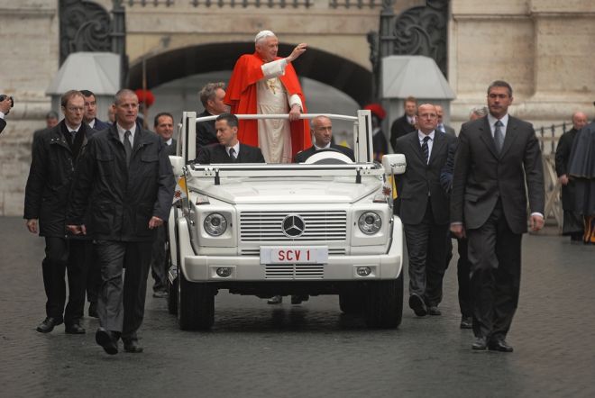 Mercedes snaps family photo of all generations of G-Wagen for 40th birthday image