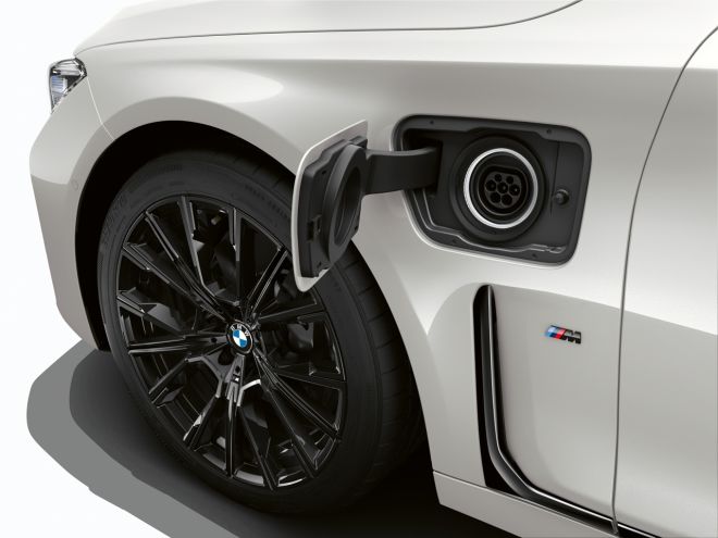 BMW is going for electrified luxury at Geneva Motor Show image