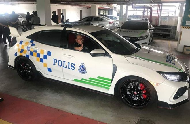 Cops in Malaysia looking at Honda Civic Type R pursuit cars image