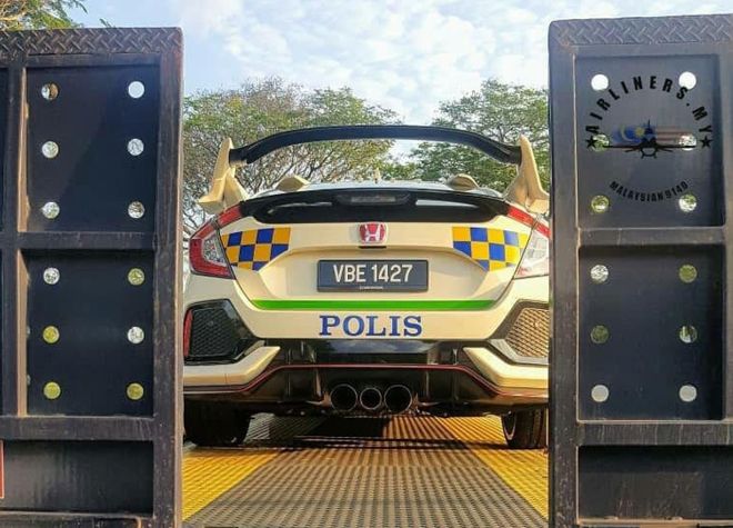 Cops in Malaysia looking at Honda Civic Type R pursuit cars image