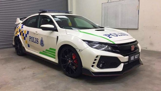 Cops in Malaysia looking at Honda Civic Type R pursuit cars image