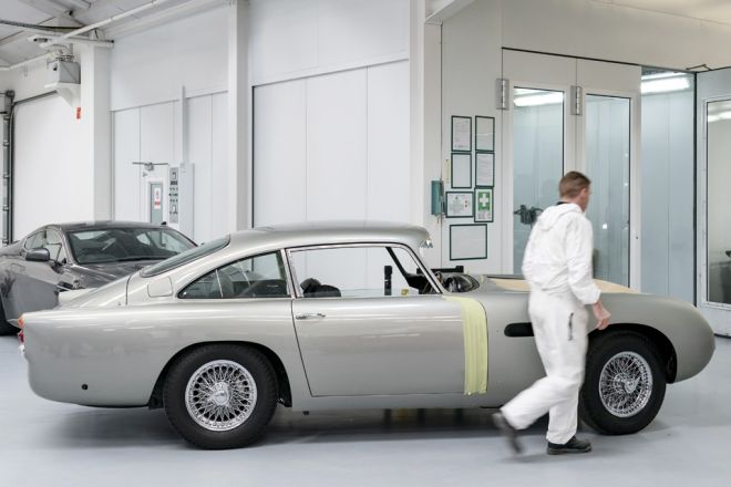 Two PhP 193M Aston Martin DB5 Goldfinger cars left image