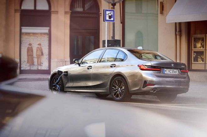 2019 BMW 330e packs 252 HP, but still returns up to 59 km/l image