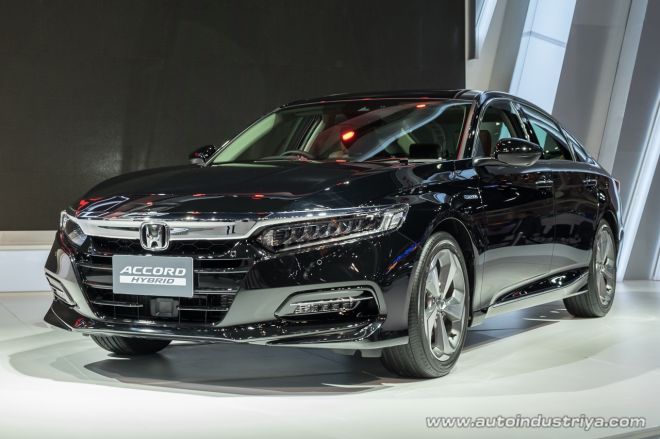 2019 Honda Accord aims crosshairs at Toyota Camry image