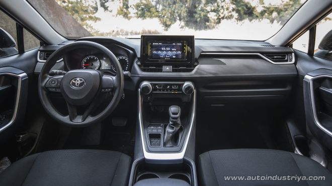 2019 Toyota Rav4 LE image