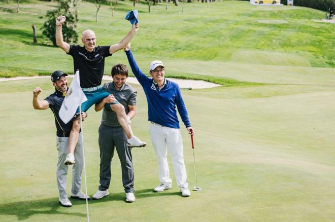 Golfer wins a Porsche 911 with a hole-in-one image