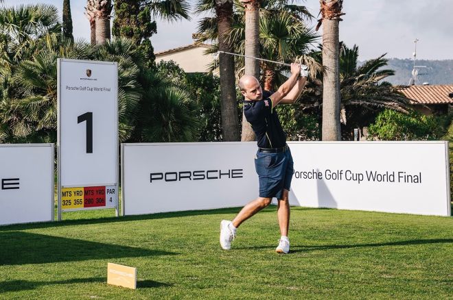 Golfer wins a Porsche 911 with a hole-in-one image