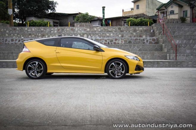 Toyota PH wants you to drive a hybrid car image