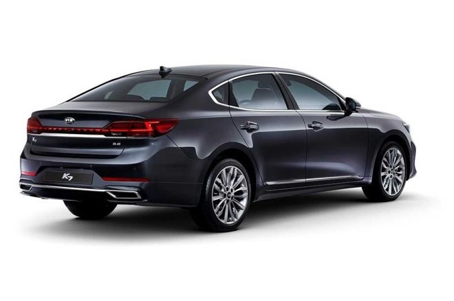 Kia keeps the faith in big sedans alive with 2020 Cadenza image