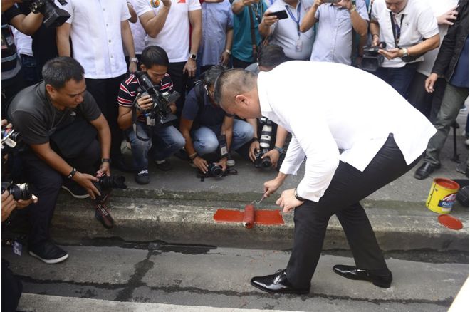 You can no longer park along the streets near Greenhills image