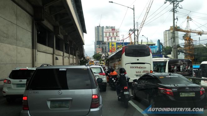 Bus commuters are pissed off at MMDA for Yellow Lane Policy image