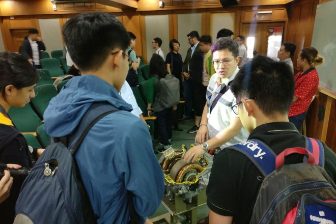 Toyota shows DLSU students benefits of hybrid electric vehicles image