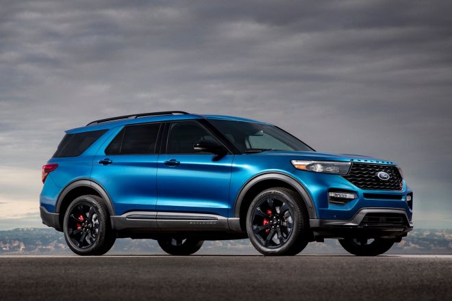 Ford says Explorer, Expedition seats can fly off in a crash image