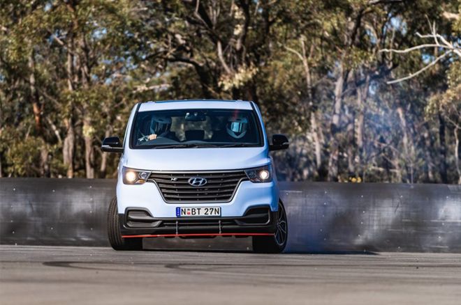 Hyundai Grand Starex Drift Bus image