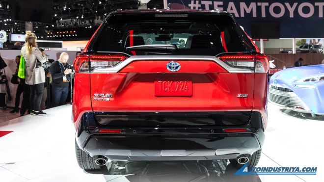 Most powerful Toyota RAV4 is a plug-in hybrid with 302 HP image