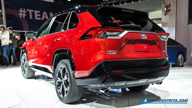 Most powerful Toyota RAV4 is a plug-in hybrid with 302 HP image