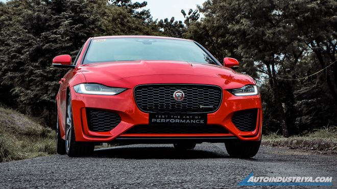 2019 Jaguar XE D180 R-Dynamic SE image