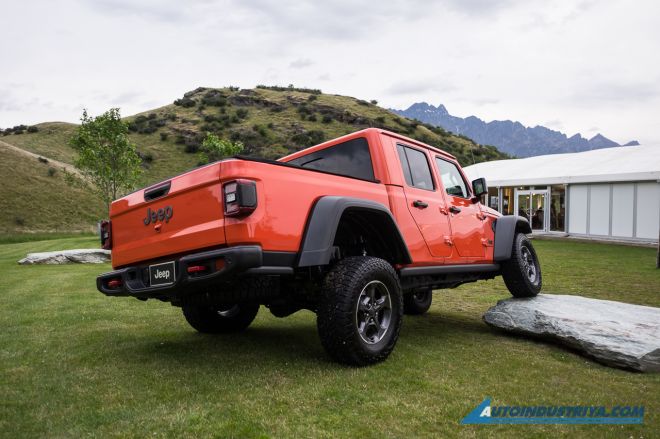 2020 Jeep Gladiator makes global launch, coming to PH mid-2020 image
