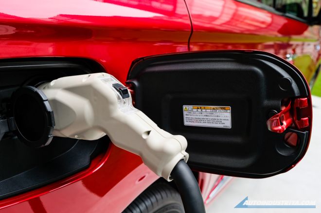 Mitsubishi Outlander PHEV image