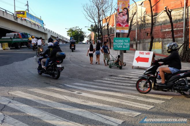 Part of R-2 Road going to Bacoor closed for CAVITEX construction image