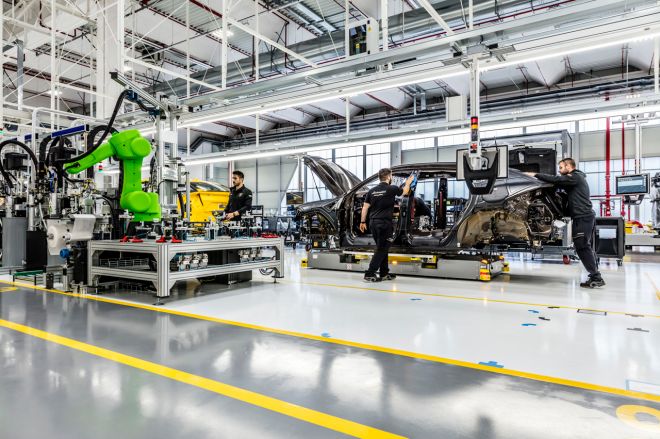 COVID-19 causes Lamborghini to shut down production image