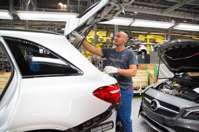 Mercedes-Benz halts production across Europe due to COVID-19 image