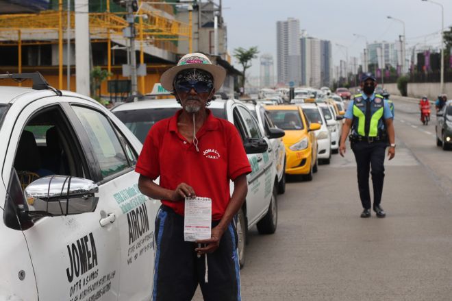 600 taxis flagged down for defying suspension of public transport image