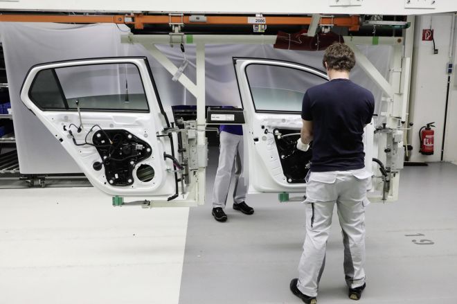 Volkswagen will slowly restart vehicle production this week image