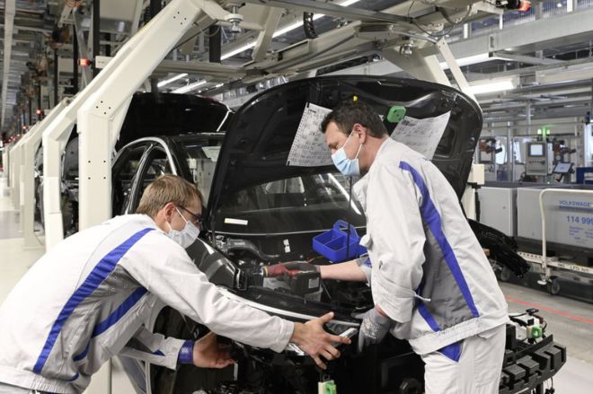 Volkswagen begins (gradual) restart of vehicle production image