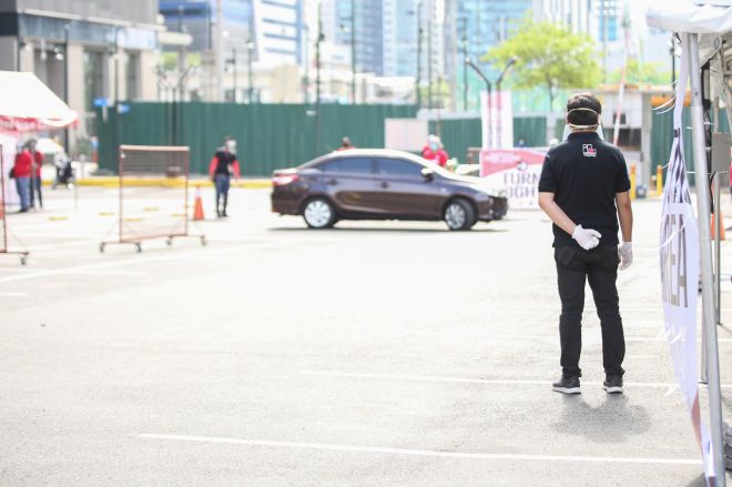Taguig City opens first drive-thru COVID-19 testing centers image