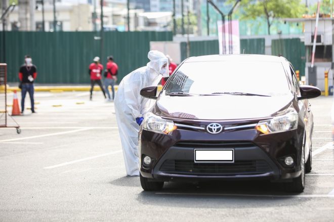 Taguig City opens first drive-thru COVID-19 testing centers image