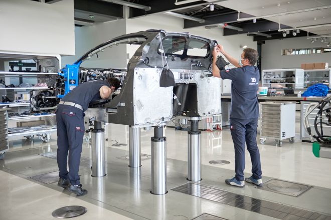 Bugatti resumes production of Chiron, Divo hypercars image