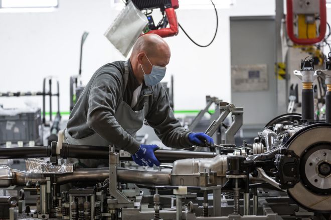 Bentley resumes production of Bentayga, Flying Spur image