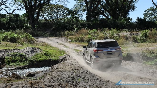 Why are SUVs so popular in the Philippines? image