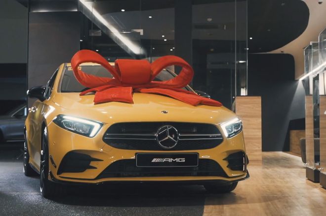 There are no sales agents at new Mercedes-Benz BGC showroom image