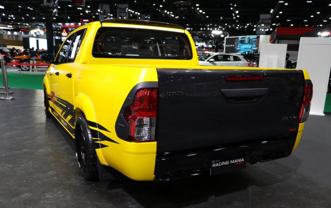 This slammed Toyota Hilux gets a carbon fiber diet image