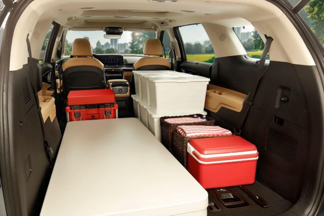 How many people can the 2021 Kia Carnival carry? image