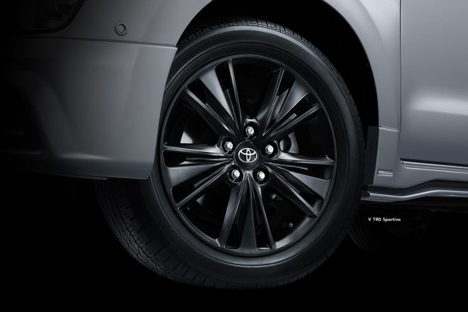 Does the Toyota Innova TRD Sportivo look better than Touring Sport? image