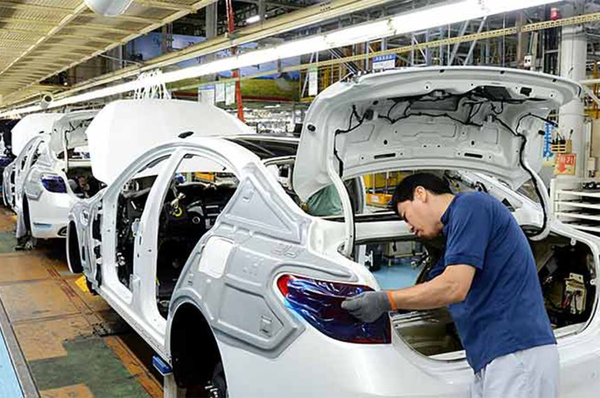 Kia factory that makes the Stinger temporarily stops production image