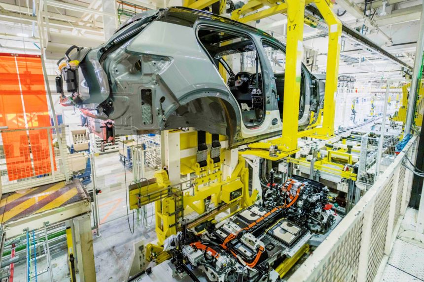 Volvo starts production of XC40 EV image