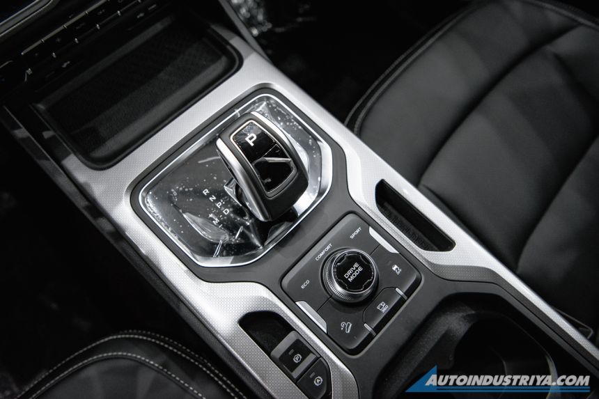 2021 Geely Okavango showroom display image