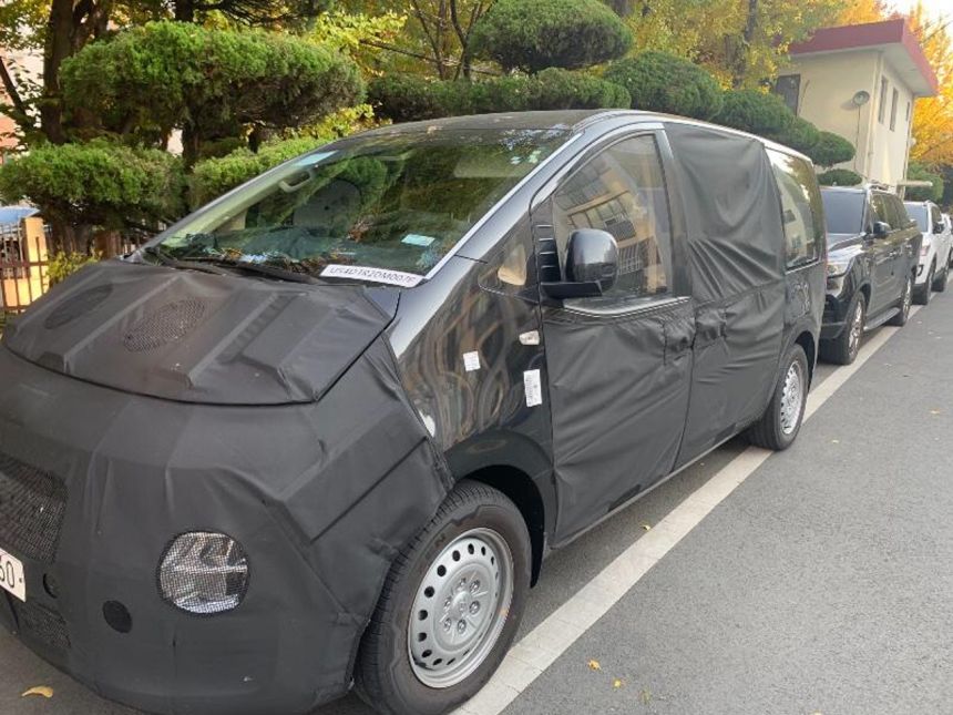 2021 Hyundai Starex shows its rump image
