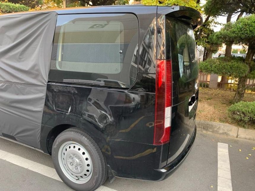 2021 Hyundai Starex shows its rump image