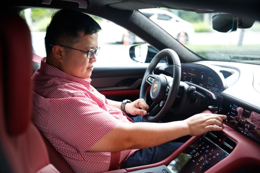 Porsche Taycan image