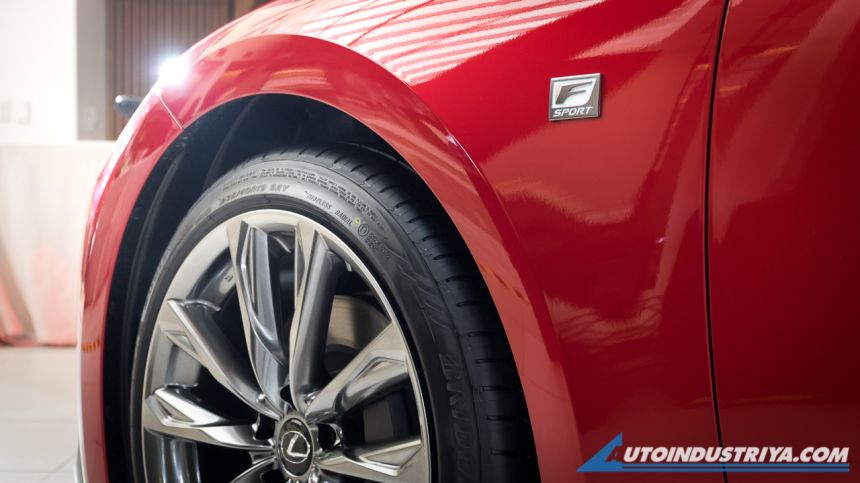 PH-spec 2021 Lexus IS comes in hybrid or V6 flavors image