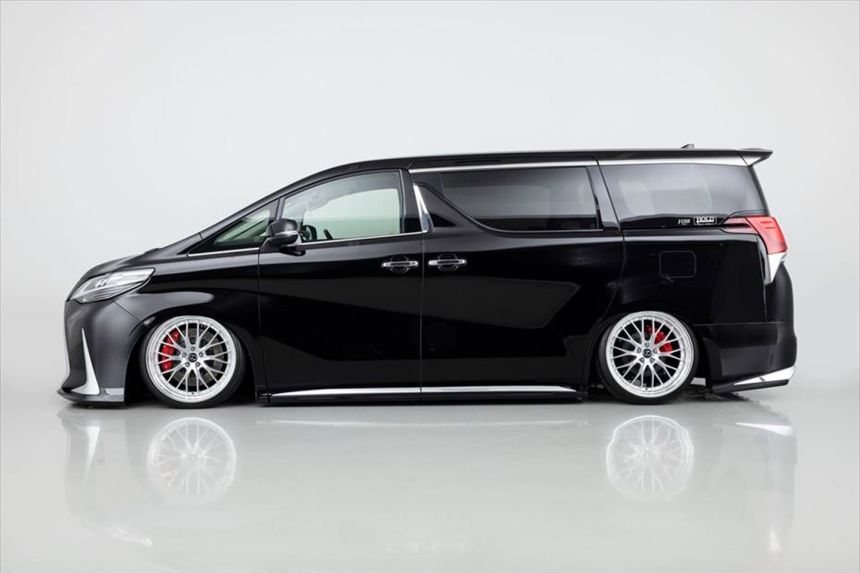 Japanese shop can turn your Toyota Alphard into a Lexus LM image
